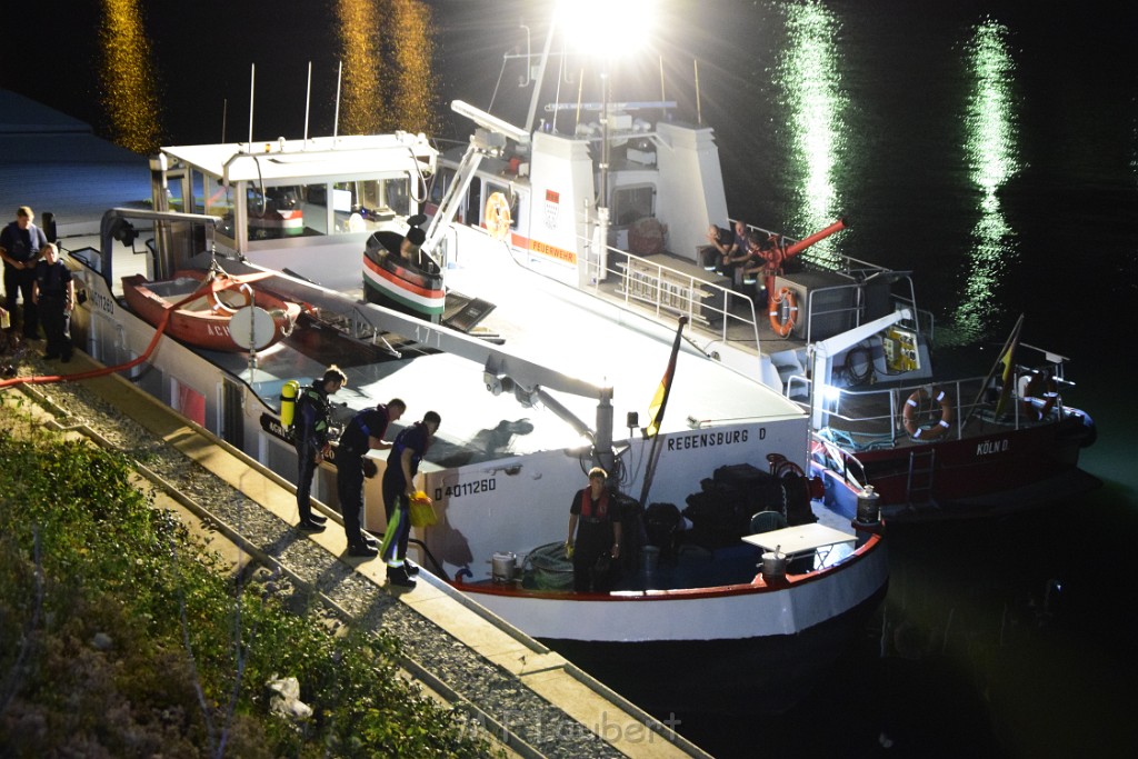 Havarie Wassereinbruch Motorraum beim Schiff Koeln Niehl Niehler Hafen P332.JPG - Miklos Laubert